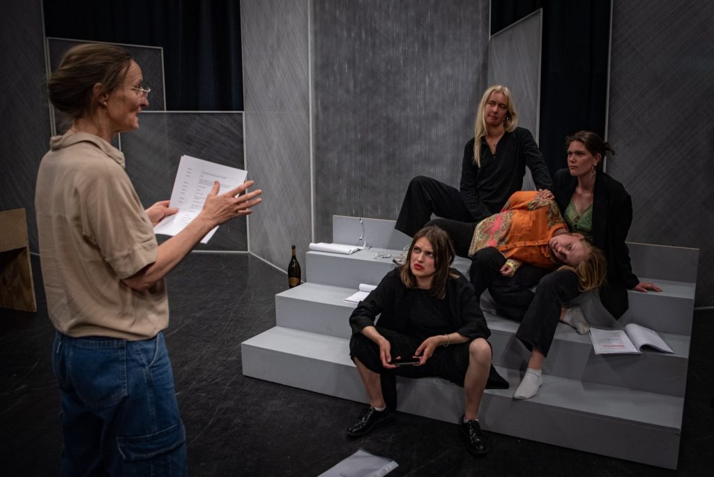 Skuespiller og instruktør Kirsti Kærn underviser talentlinjen på Randers Teaters Talentskole. Foto: Martin Gundesen