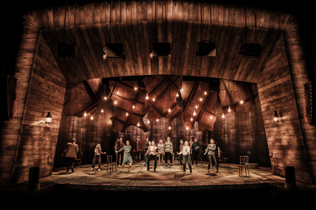 Come From Away på Fredericia Musicalteater. Foto Rumle Skafte. 