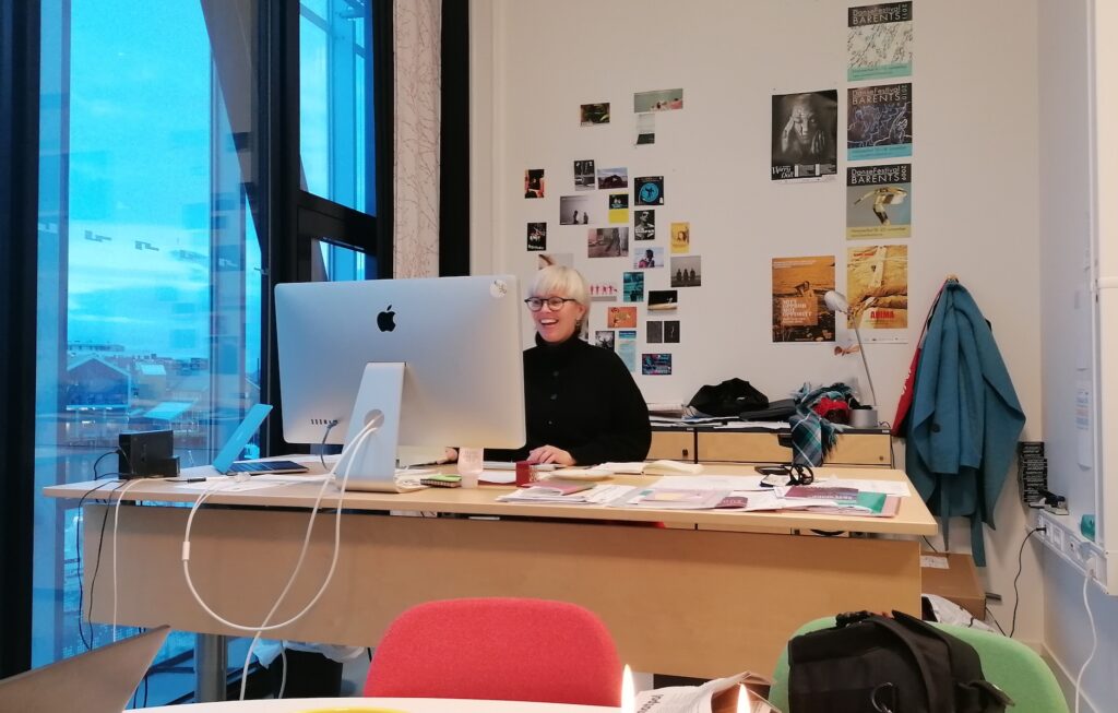Susanne Næss Nielsen på Davvi´s kontor i Arktisk Kultursenter, Hammerfest. Foto: Kamma Siegumfeldt