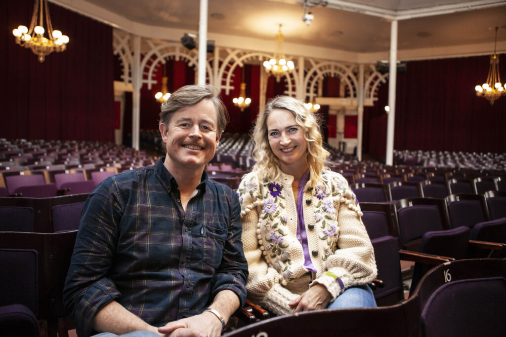 Annette Heick og Caspar Phillipson foran Glassalen i Tivoli. Foto: Michelle Berg