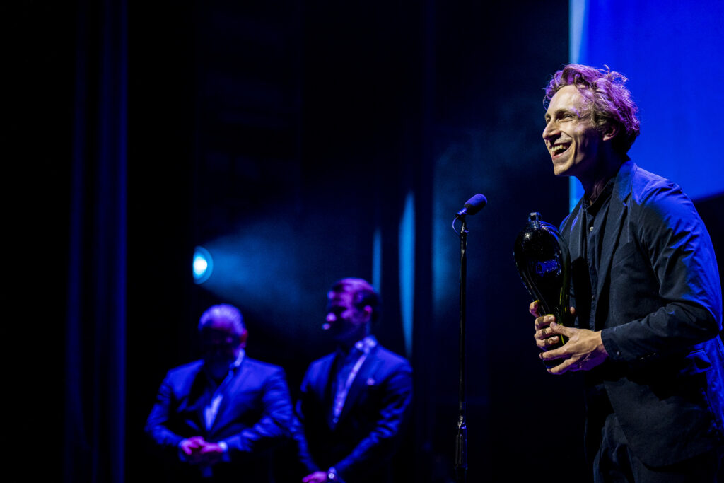 Tobias Praetorius får prisen for Årets Danser. Foto: Lasse Lagoni