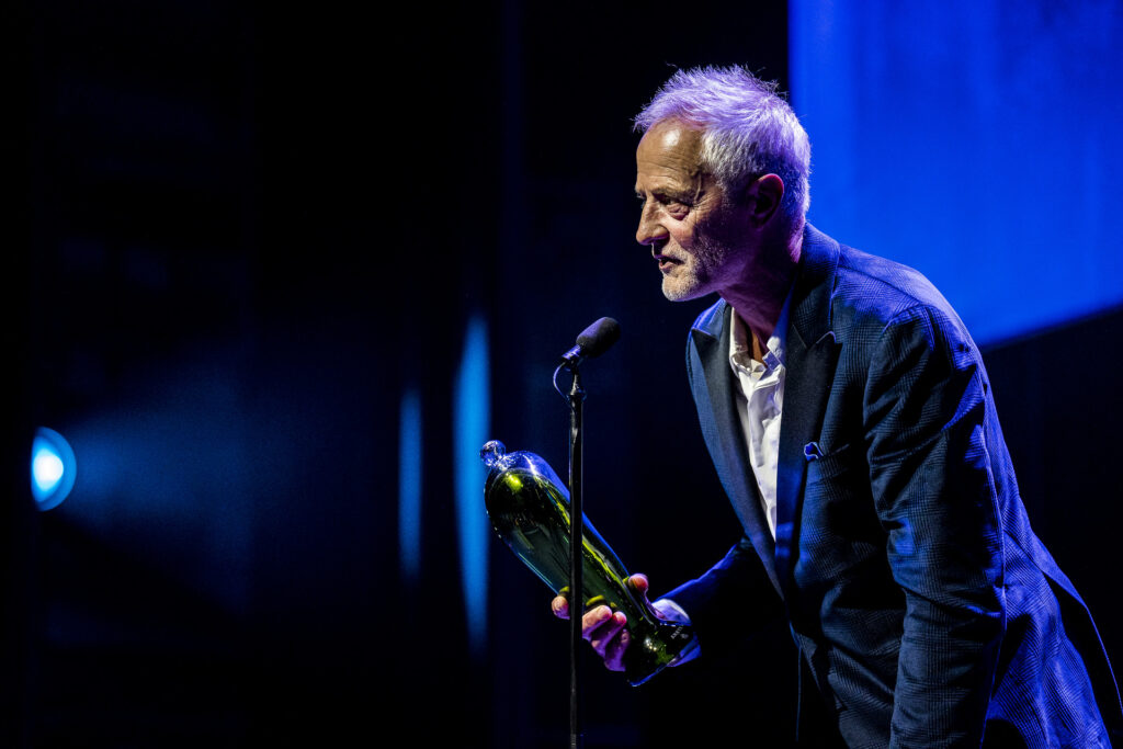Lars Simonsen modtager en Årets Reumert 2023 for bedste mandlige hovedrolle. Foto: Lasse Lagoni