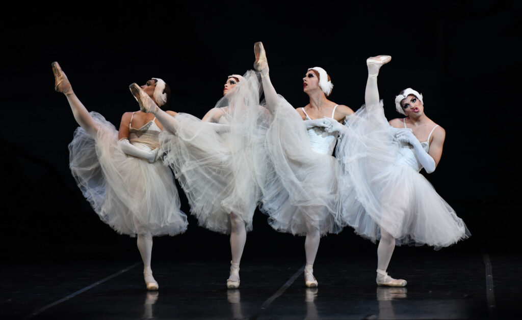 Swan Lake Parma, Les Ballets Trockadero de Monte Carlo. Foto: Roberto Ricci