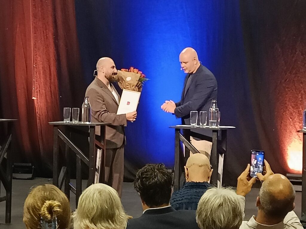 Kulturminister Jakob Engel-Schmidt overrækker den første Bodil Koch-pris til Sargun Oshana på Kulturmødet Mors 2023. Foto: ISCENE