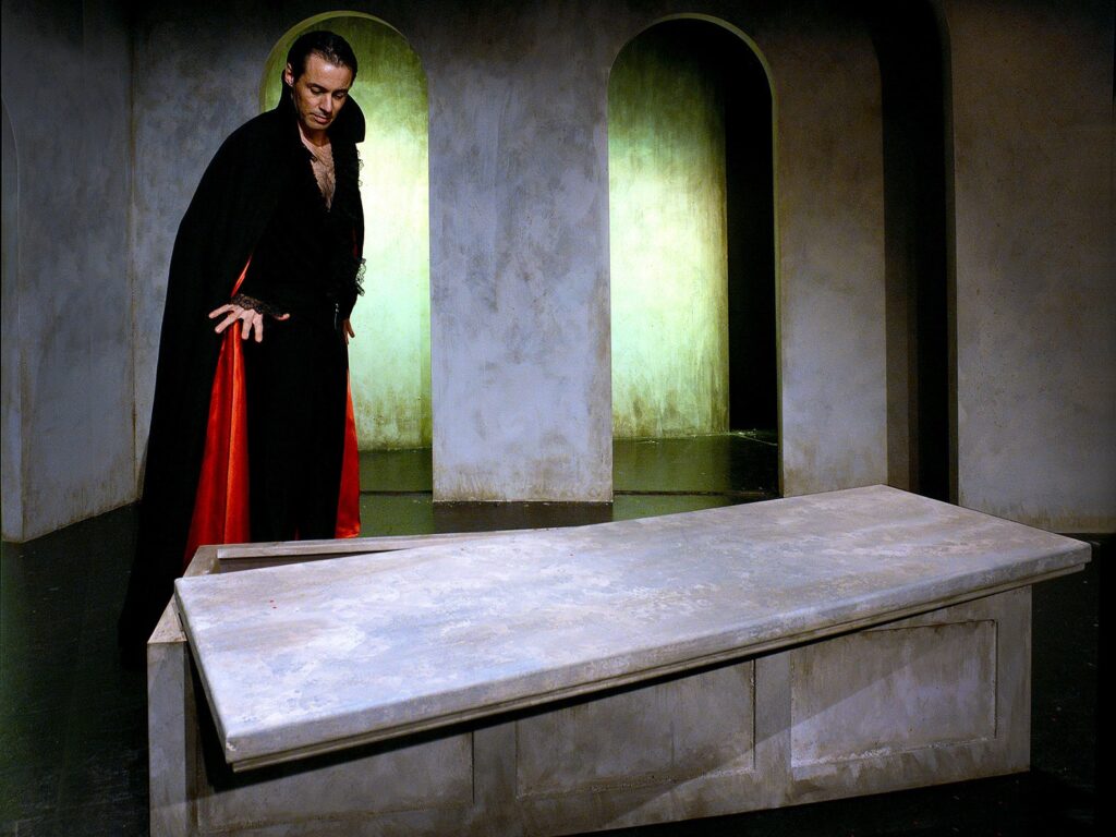 Caspar Juel Berg er grev Dracula på Himmerlands Teater. Foto: Niels Reiter