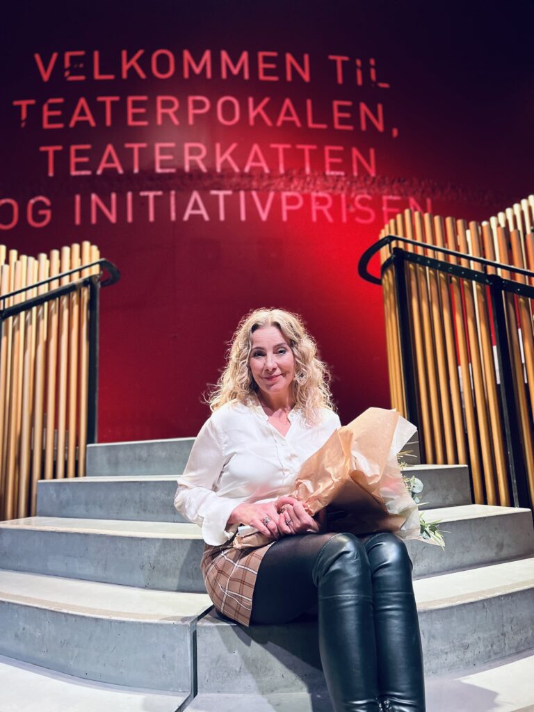 Instruktør Joy-Maria Frederiksen modtager Teaterkatten 2023 for Cirkusrevyen. Foto: Foreningen Danske Teaterjournalister
