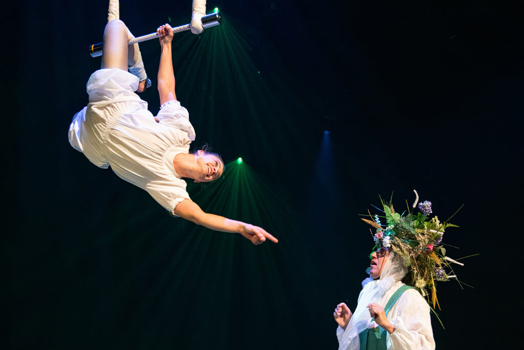 I Snedronningen på Vendsyssel Teater medvirker samtidscirkusartister på lige fod med dansere, skuespiller og musikere. Foto: Tao Lytzen