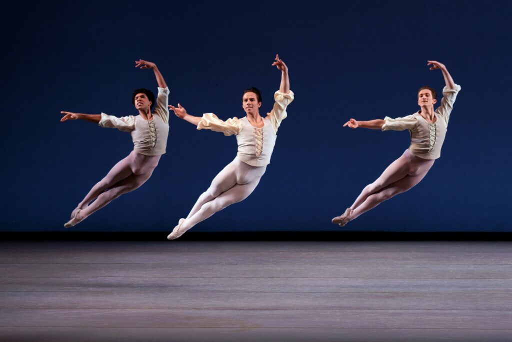 Allegro Brillante af George Balanchine, New York City Ballet. Dansere fra venstre: Victor Abreu, Roman Mejia og Harrison Coll. Foto: Erin Baiano