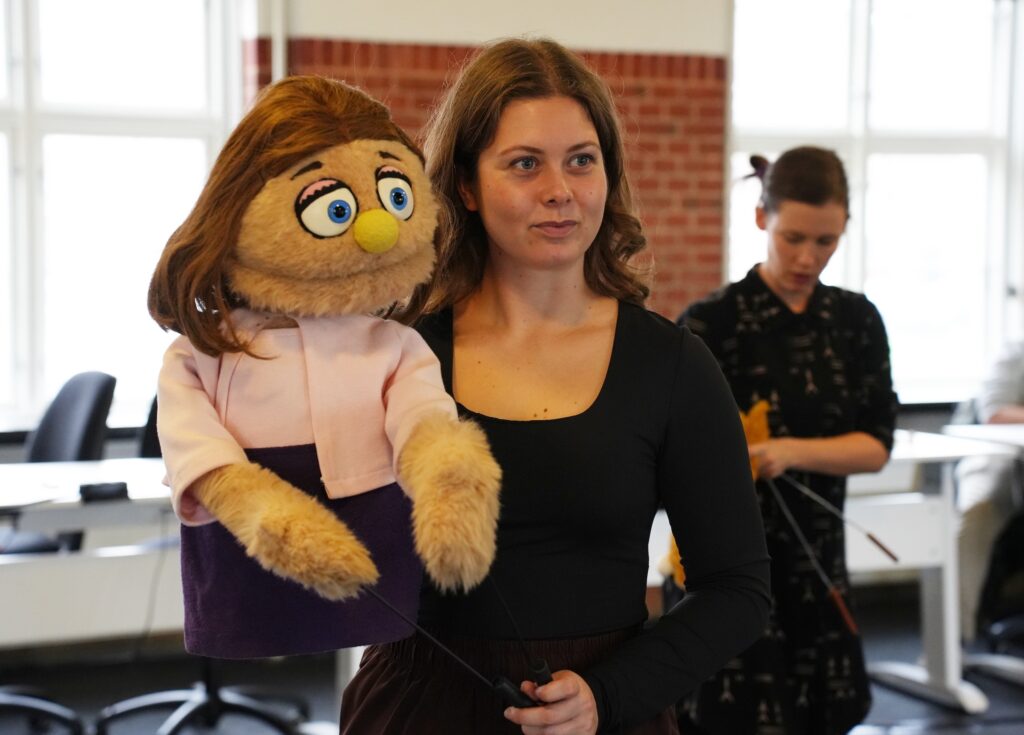 Kathrine Lemmeke til dukkeworkshop med Kate Monster-dukken.