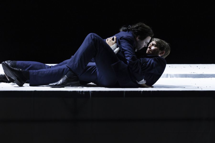 Benjamin Hulett og Morten Grove Frandsen i intim omfavnelse. Saul, Det Kongelige Teater. Foto: Miklos Szabo