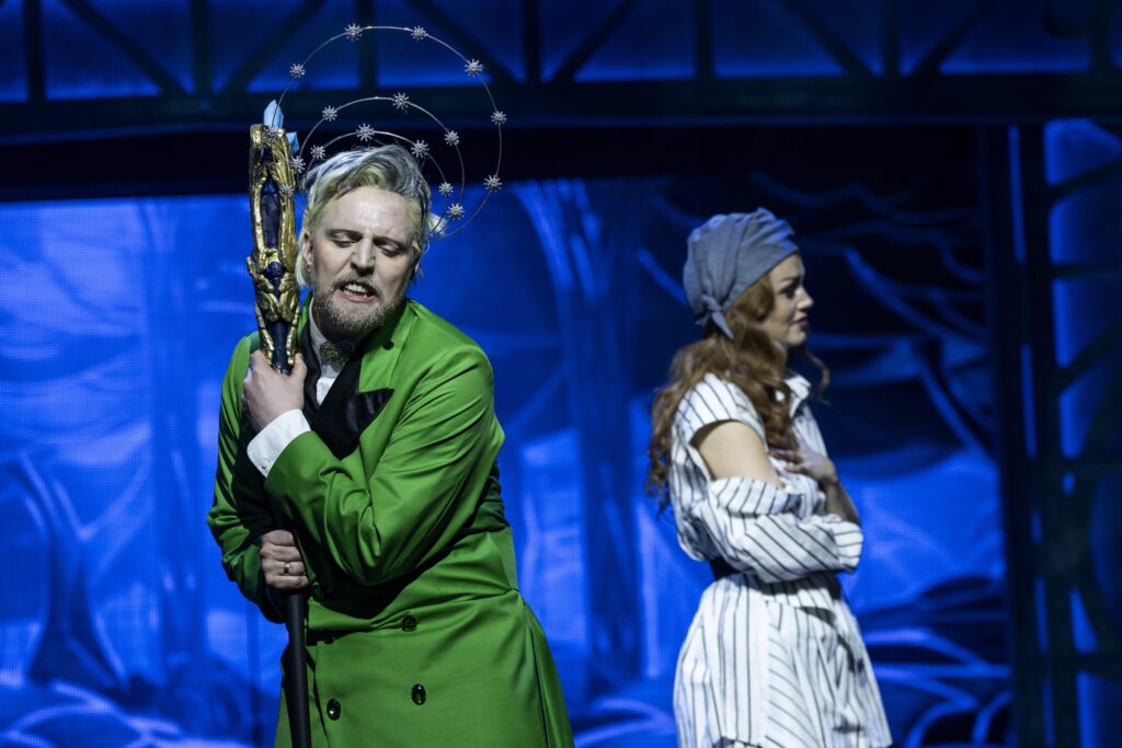 Pelle Emil Hebsgaard er kaoskomisk i rollen som den gode fe i Askepot, Lion Musicals og Live Nation. Foto: Morten Rygaard