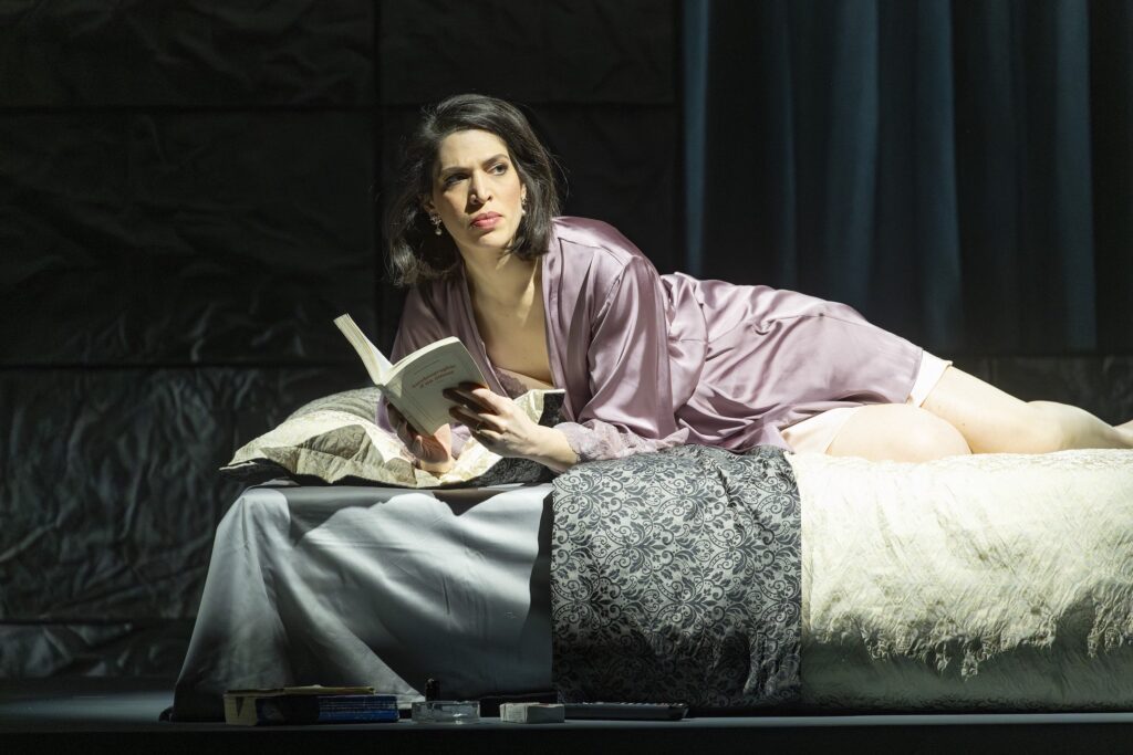 Na'ama Goldman skaber et sammensat portræt af Charlotte i Werther, Den Jyske Opera. Foto: Anders Bach