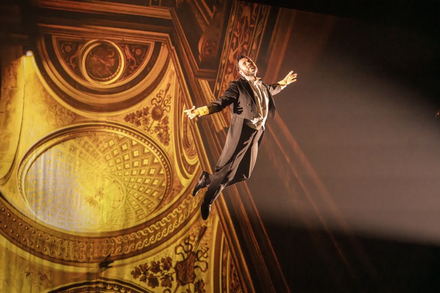 Damien Pass svæver gennem Gamle Scenes historiske rum i rollen som Polystofeles. Don Juans inferno, Det Kongelige Teater. Foto: Camilla Winther.