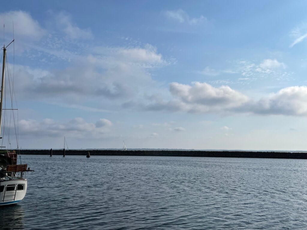 Molen foran havnen i Marstal er bygget med håndkraft over en 40 års periode, fortæller Carsten Jensen i Vi, de druknede, BaggårdTeatret. Foto: ISCENE