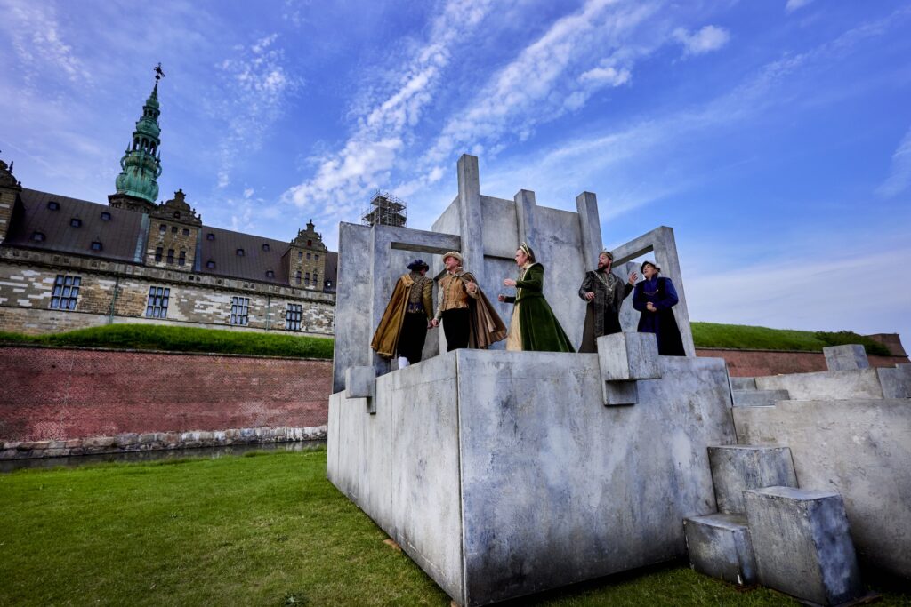 Scenografien var enkel, men kulisserne omkring den nok så iøjefaldende. The Lord Chamberlain’s Mens Hamlet på Elsinore Shakespeare Festival. Foto: Bo Nymann