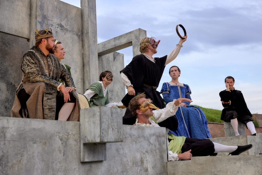 Claudius, Gertrud og Ofelia ser til, mens Hamlet afslører kongemordet via teater i teatret. The Lord Chamberlain’s Mens Hamlet på Elsinore Shakespeare Festival. Foto: Bo Nymann