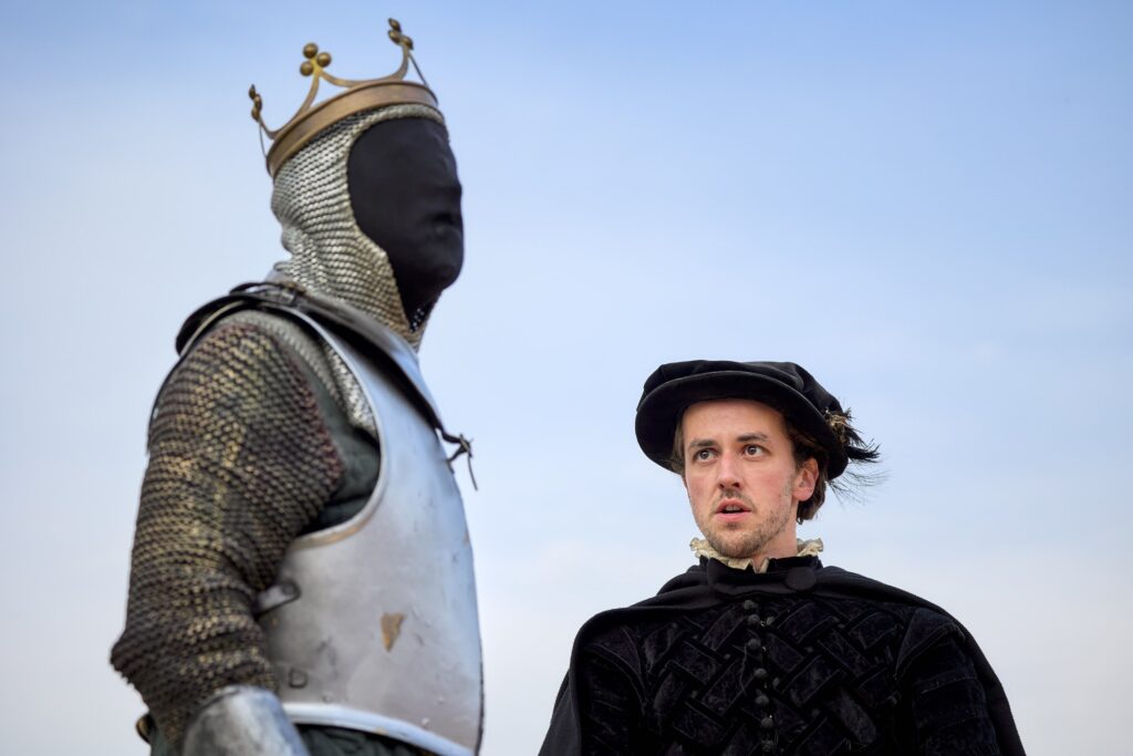 Hal Gellers prins Hamlet ser med vantro sin fars genfærd. The Lord Chamberlain’s Mens Hamlet på Elsinore Shakespeare Festival. Foto: Bo Nymann