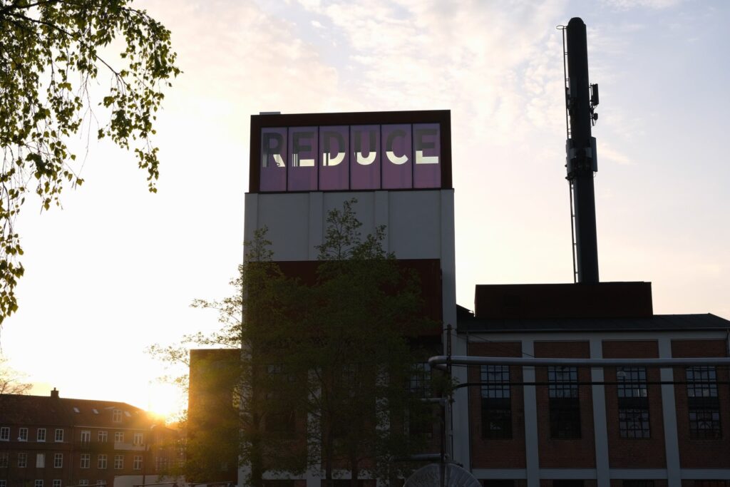 REDUCE - installation i Kedelbygningen i Vejle. Når mørket falder på, kommer der også selvgenereret lys i bogstaverne. Foto: Det Flyvende Teater