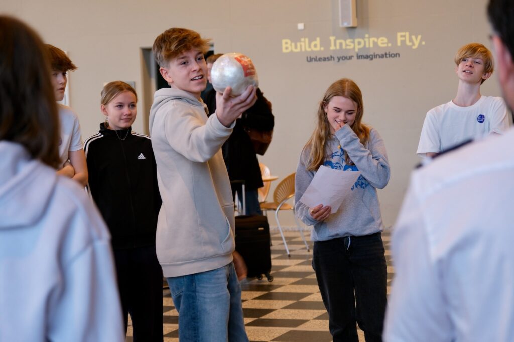 Det Flyvende Teaterakademi med unge fra lokale skoler i aktion i Billund Lufthavn. Foto: Det Flyvende Teater