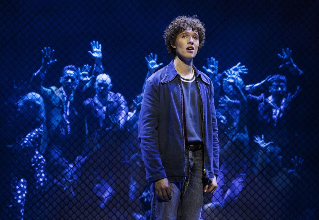 Søren Torpegaard Lund under sin flot koreograferede solo. Saturday Night Fever, One & Only Musicals. Foto: Miklos Szabo.