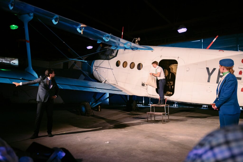 Tjekhovs Mågen på turné i lufthavnens hangarer i Danmark og Norden. Foto: Det Flyvende Teater