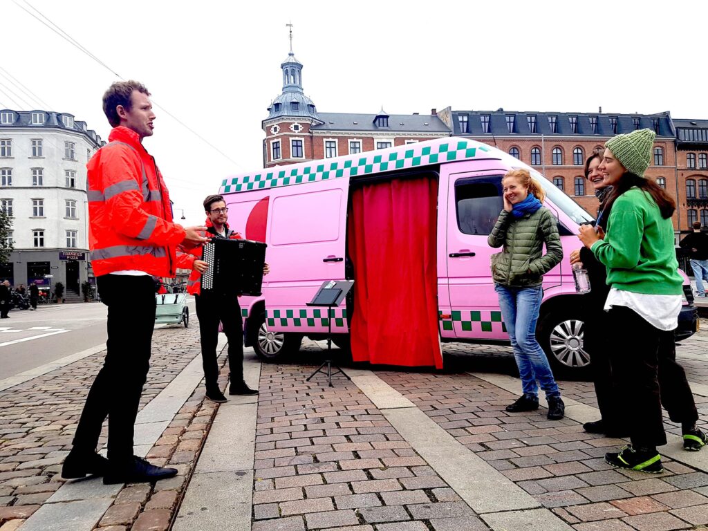 Kunstbulancen i aktion i København. Foto: Det Flyvende Teater