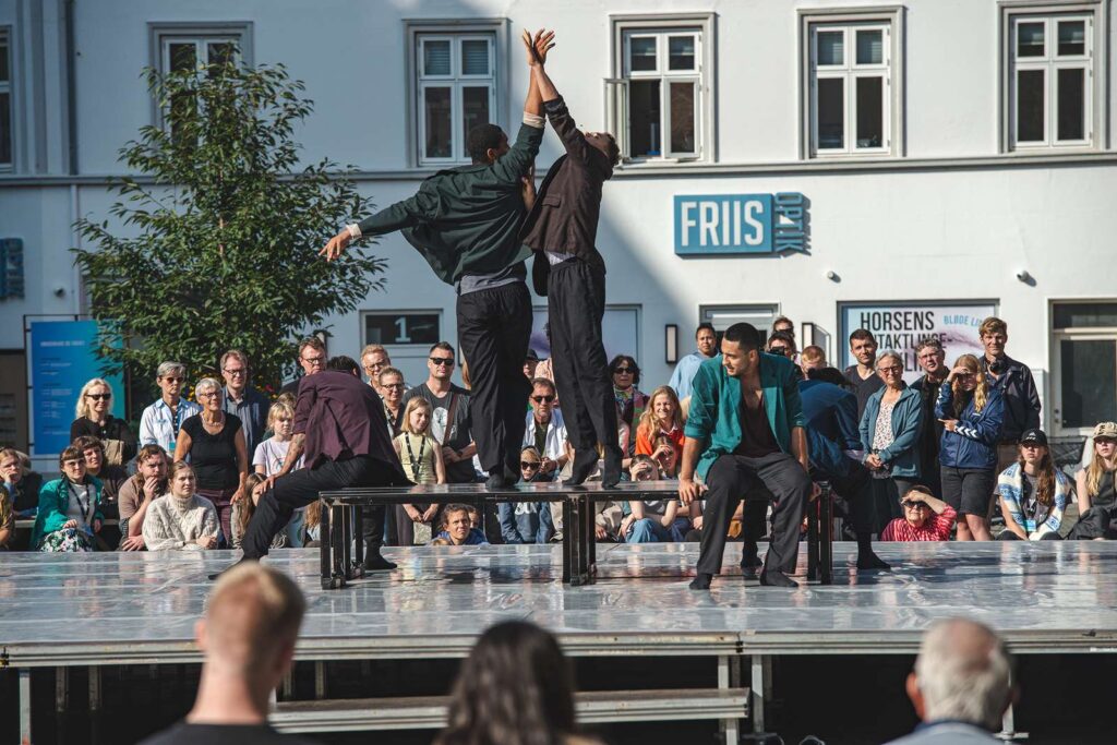 Benched af Uppercut Danseteater på Torvet under Horsens Teaterfestival 2024. Foto: Frank Rosgaard