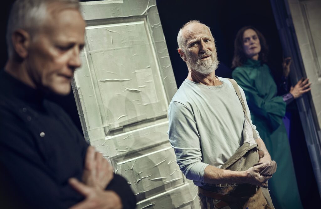 De fleste må gå til en form for bekendelse, før det hele er ovre i Gengangere af Husets Teater og Odense Teater. Her ses Lars Simonsen, Peder Holm Johansen og Malene Melsen. Foto: Emilia Therese