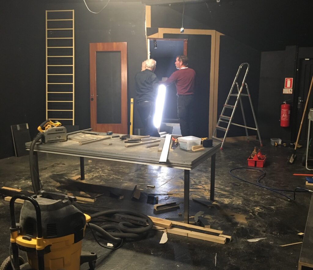 Sceneopbygning i teatersalen på Himmerlands Teater.