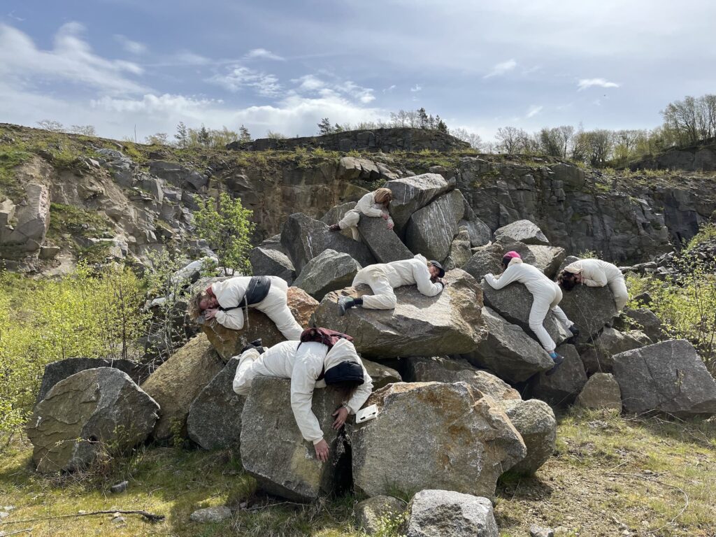 Kvinder på sten. Foto: BIRCA