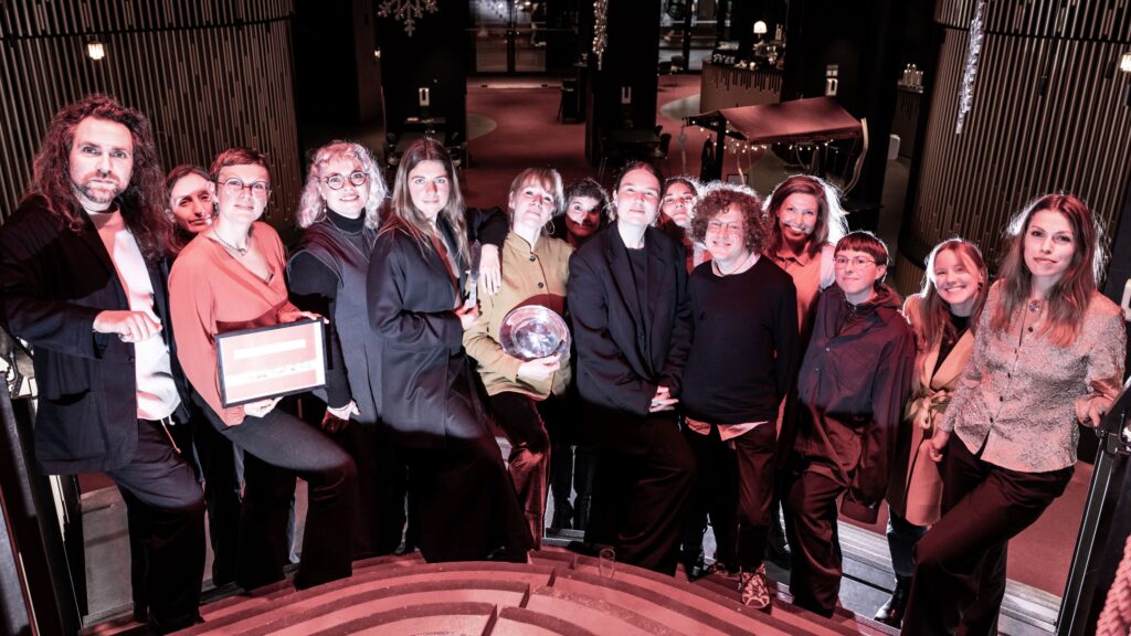 Alle prismodtagere på Folketeatret ved uddelingen af Foreningen Danske Teaterjournalisters priser 2024. Foto: Jacob Stage. 
