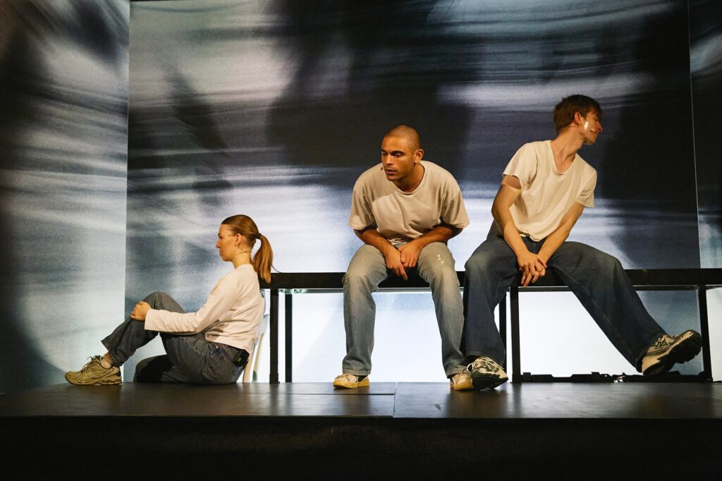 Karoline Toksvig Gammelgaard, Yas Wadi og Rasmus Arved Monrad i Pres, Opgang2 Turnéteater, Foto: Ditte Chemnitz. formidling