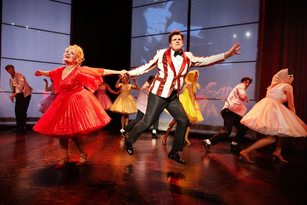 Tammi Øst og Niels Olsen med ensemblet i Strictly Ballroom, Hele Danmarks Musicalteater på Falconersalen. Foto Miklos Szabo.