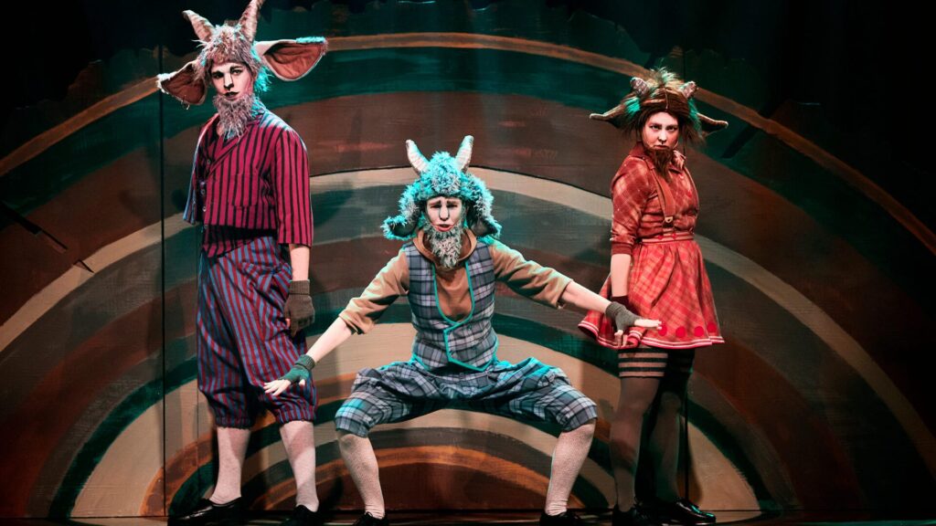 Søren Torpegaard Lund, Dina Fie Lorentzen og Kathrine Lemmeke som de tre bukkebruse med en cool streetattitude i De tre bukkebruse på Fredericia Musicalteater. Foto: Søren Malmose