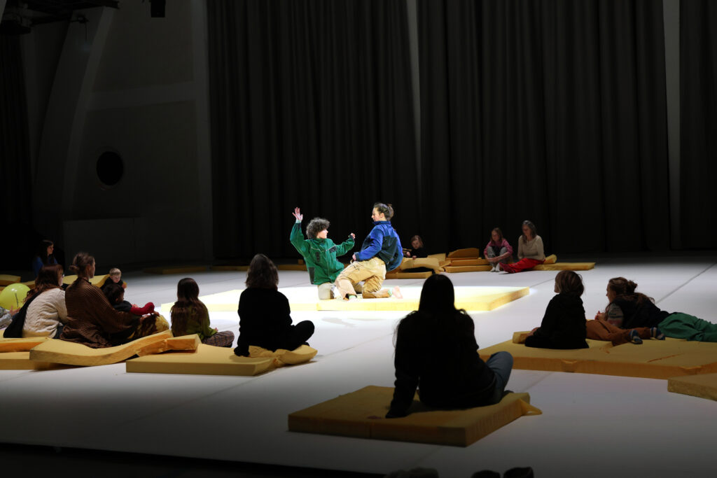 Maxime Kroot og Anna Lawaetz i forestillingen SKUM under KORAL 2025 festival i Dansehallerne.