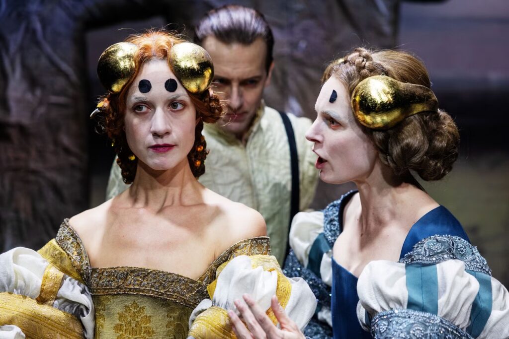 Fra venstre: Goneril (Sara Hjort Ditlevsen), Edmund (Brian Hjulmann) og Regan (Sidsel Siem). Foto: Büro Jantzen.