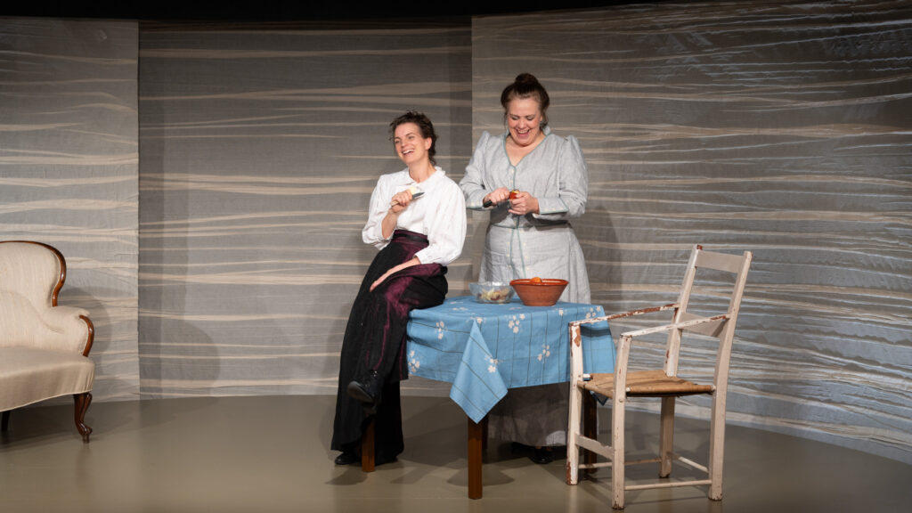 Line Bie Rosenstjerne og Marie Mondrup som Marie Curie og Hertha Ayrton.