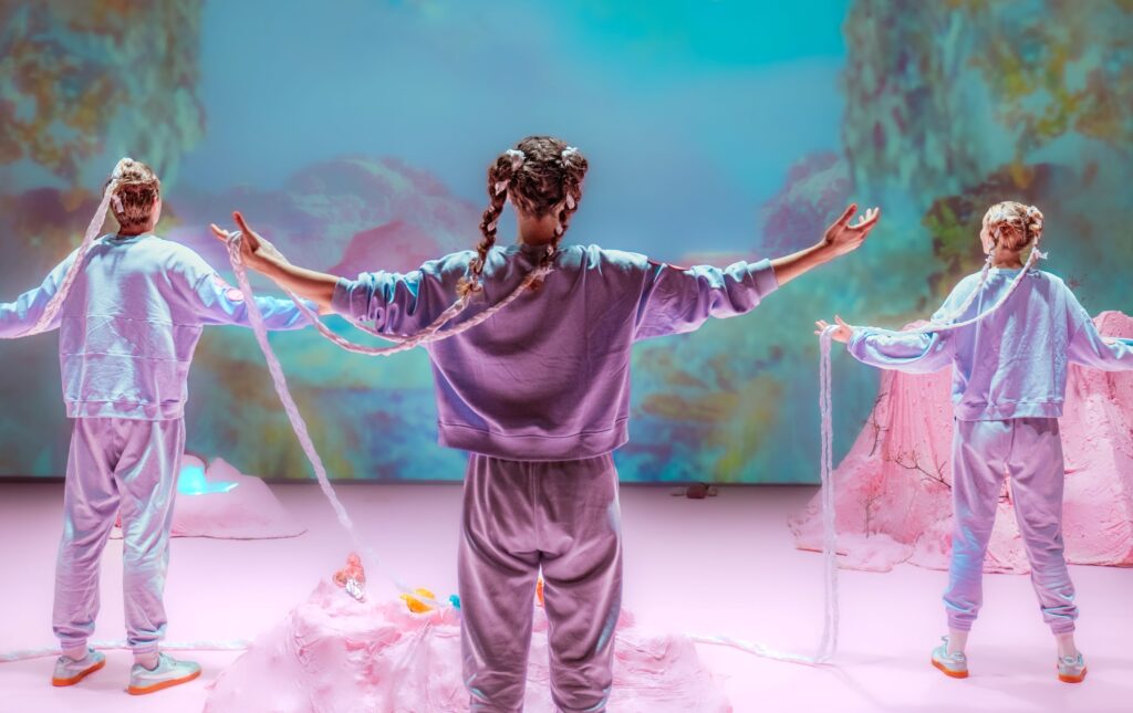 Ritualet er i gang i Vågen på Teater Momentum. Foto: Emma Ishøy, Rikke Mathisen Hansen.