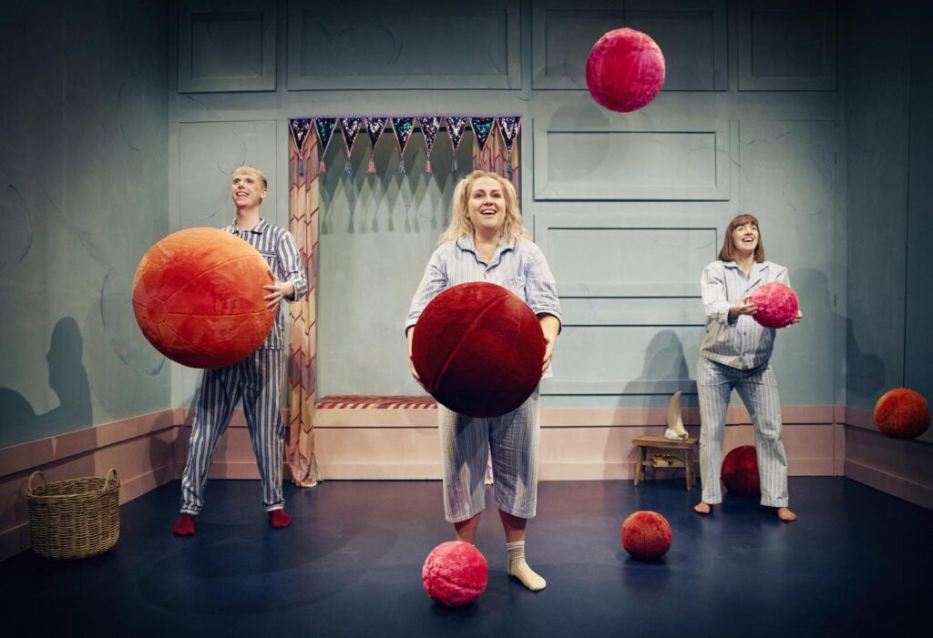 Mathilde Eusebius, Ludvig Brostrup og Jela Natius Abilgaard, som Månebarnet og fantasifigurerne Tju og Bang i forestillingen Tju Bang på Det Lille Teater. FOTO: Emilia Therese