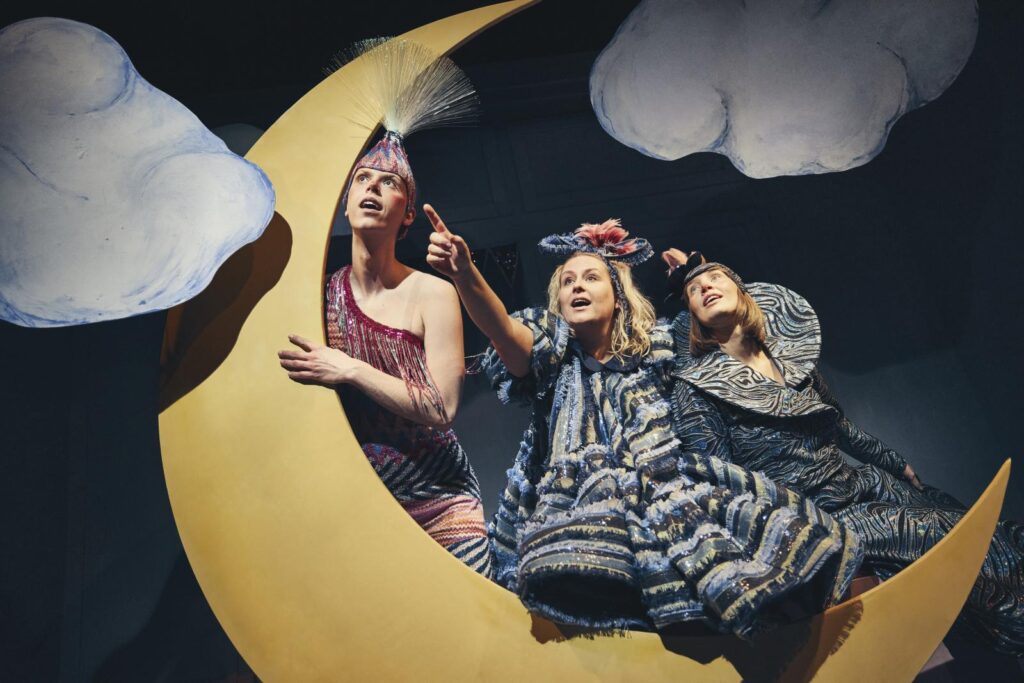 Mathilde Eusebius, Ludvig Brostrup og Jela Natius Abilgaard i forestillingen Tju Bang på Det Lille Teater. FOTO: Emilia Therese