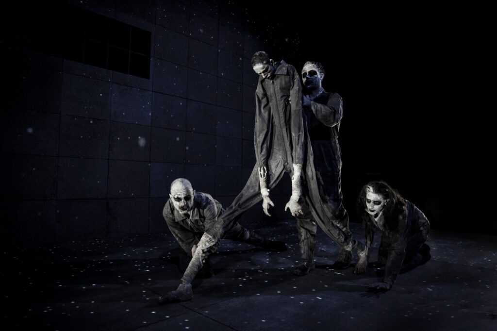 Kasper Krassimir, Haesam Jakir og Ellaha Lack i Desertør på Blaagaard Teater. Foto Zuhal Kocan.