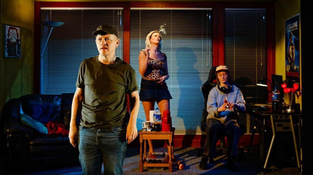 Livet er hårdt i boligblokken, hvor Jeppe, Nille og datteren Christine overlever i Jeppe på bjerget på Aarhus Teater. Foto Rumle Skafte.