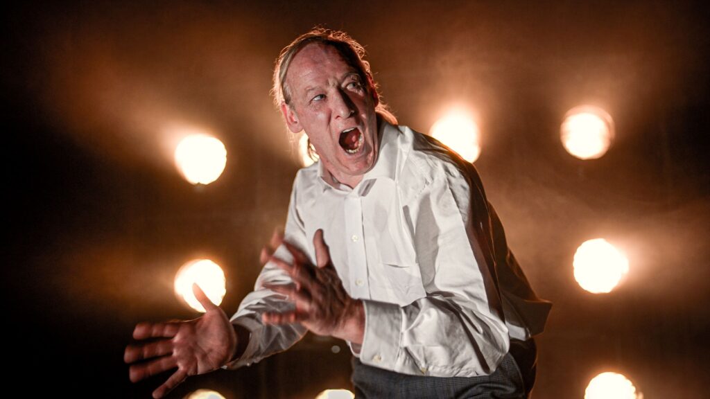 Svend E Kristensen i Rage, Livingstones Kabinet på Bådteatret. Foto: Daniel Bødker Sørensen.