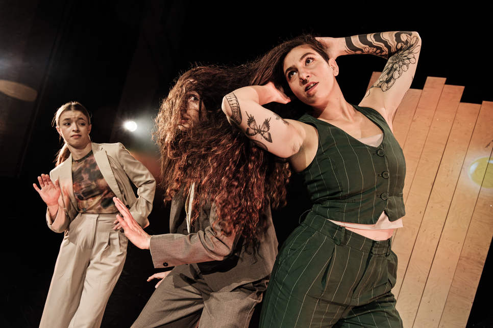 Nadja Bounenni, Giulia Quacqueri & Paulína Šmatláková i Don Gnus K.I.S.S. på Aveny-T. Foto: Christoffer Brekne.