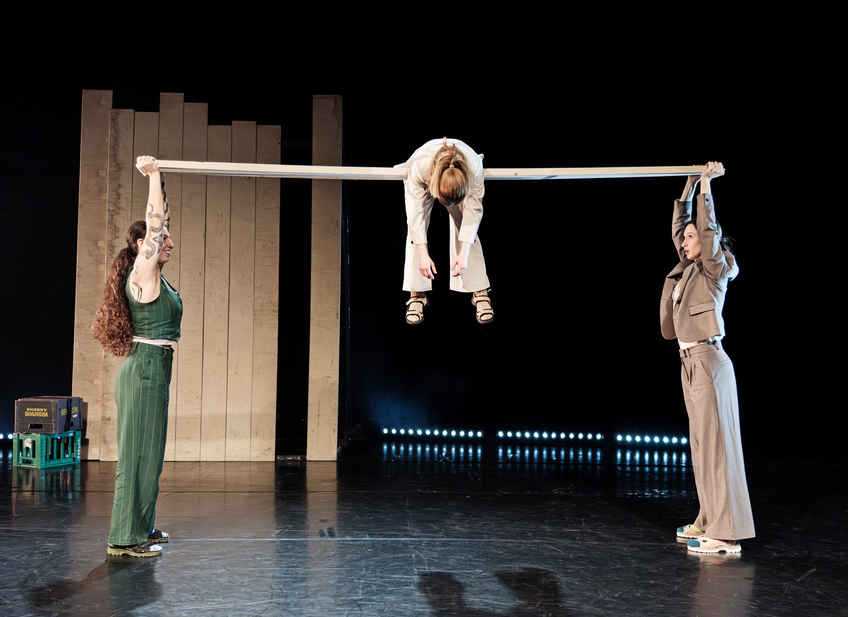 Nadja Bounenni, Giulia Quacqueri & Paulína Šmatláková i Don Gnus K.I.S.S. på Aveny-T. Foto: Christoffer Brekne.