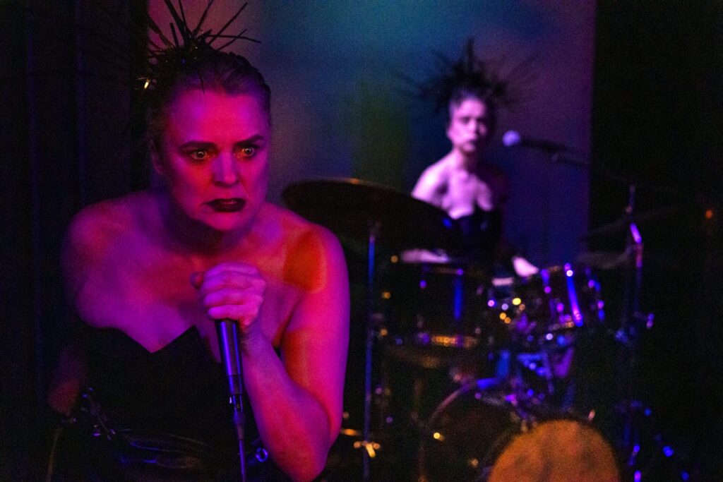 Vi brøler på Teater FÅR302. Foto: Natascha Thiara Rydvald.