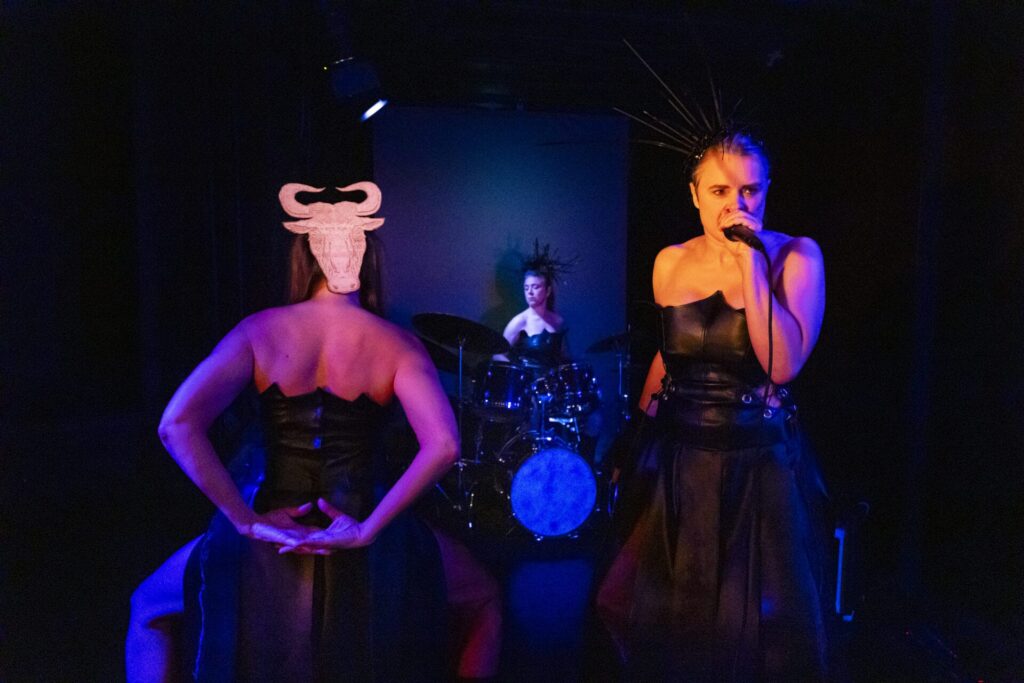 Vi brøler på Teater FÅR302. Foto: Natascha Thiara Rydvald.