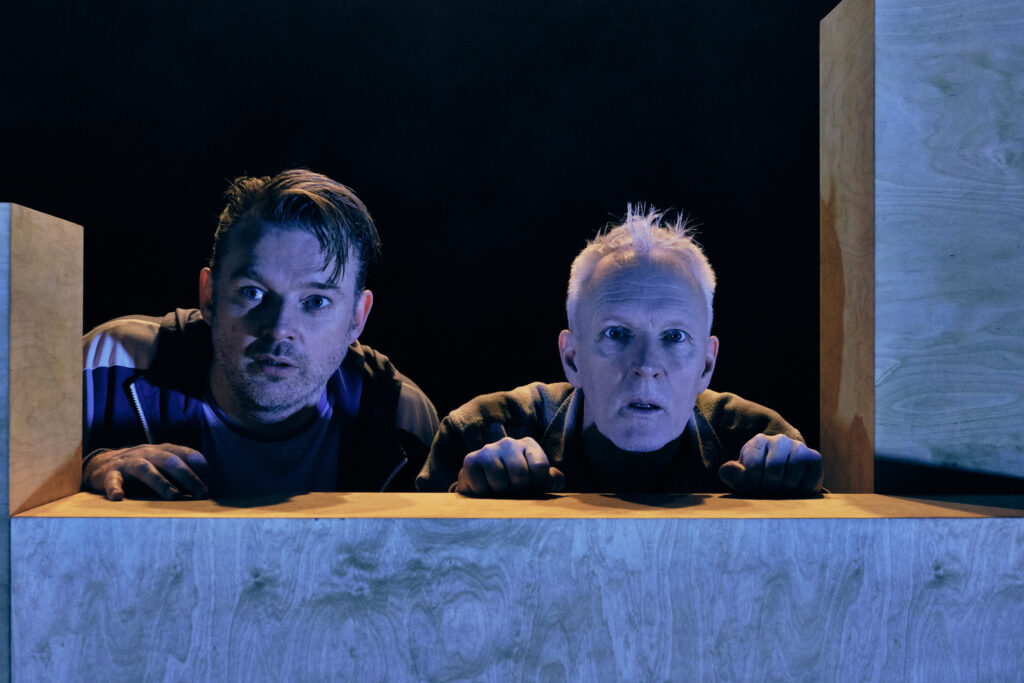 Anders Valentinus Dam og Rasmus Reiersen i Teater O's Rivaler. Foto: Kim Glud.
