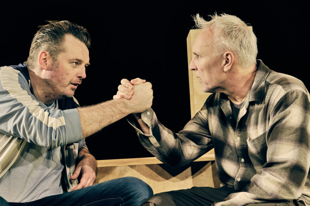 Anders Valentinus Dam og Rasmus Reiersen i Teater O's Rivaler. Foto: Kim Glud.