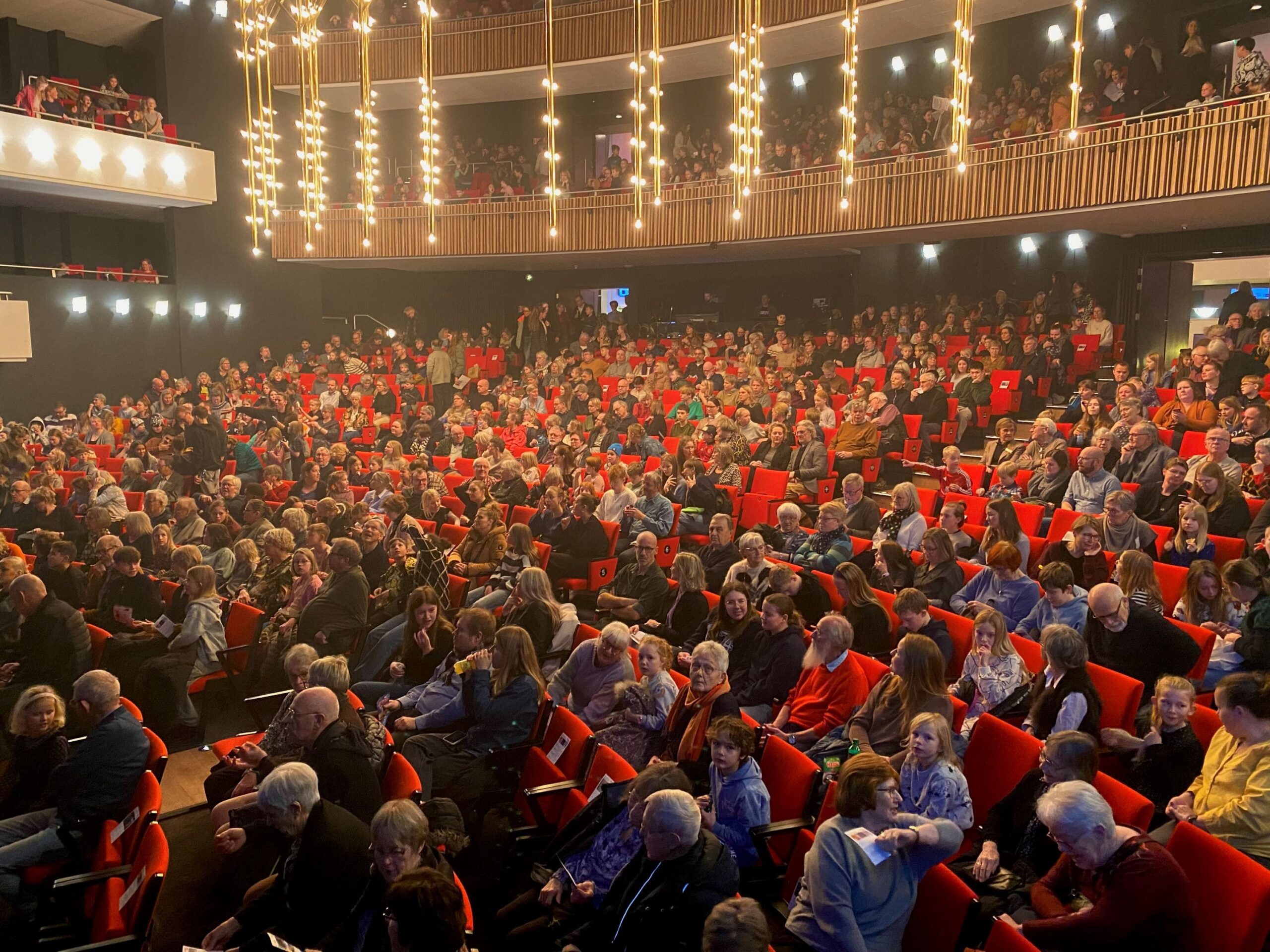 Via Tim Teater Stor donation til TeaterVejles projekt Flere Børn og Unge i Teatret ...
